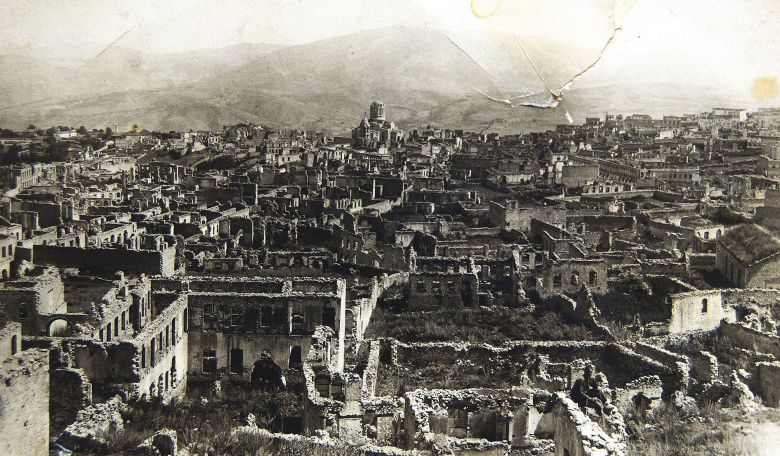 Разрушенные азербайджанскими формированиями армянские кварталы города Шуша, 1920 год