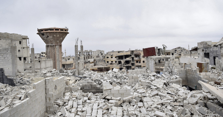 Общий вид на поврежденные здания вблизи линии фронта, где расположены силы, верные президенту Сирии Башару Асаду, в Восточном Дамаске.