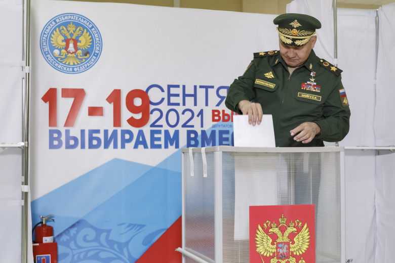 Министр обороны Сергей Шойгу голосует на выборах в 2021 году
