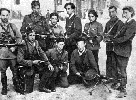 Абба Ковнер (стоит в центре) среди еврейских партизан и подпольщиков гетто, 14 июля 1944 г.