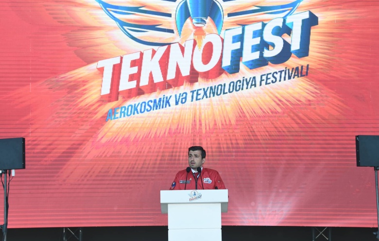 Сельчук Байрактар на фестивале Teknofest в Баку, Азербайджан, 28 мая 2022 года