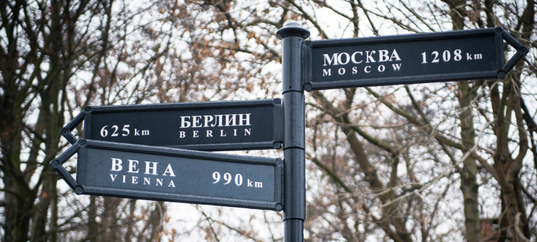 Указатель расстояний на одной из улиц Калининграда.