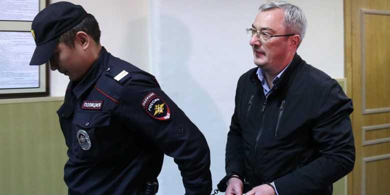 Глава Республики Коми Вячеслав Гайзер (справа) перед рассмотрением ходатайства следствия об аресте по делу об организации преступного сообщества и мошенничестве в Басманном суде.