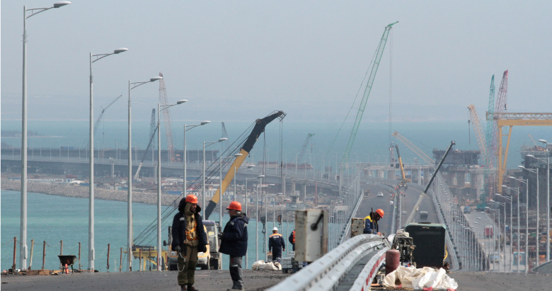 Строительство Керченского моста. Фото: Pavel Rebrov / Reuters