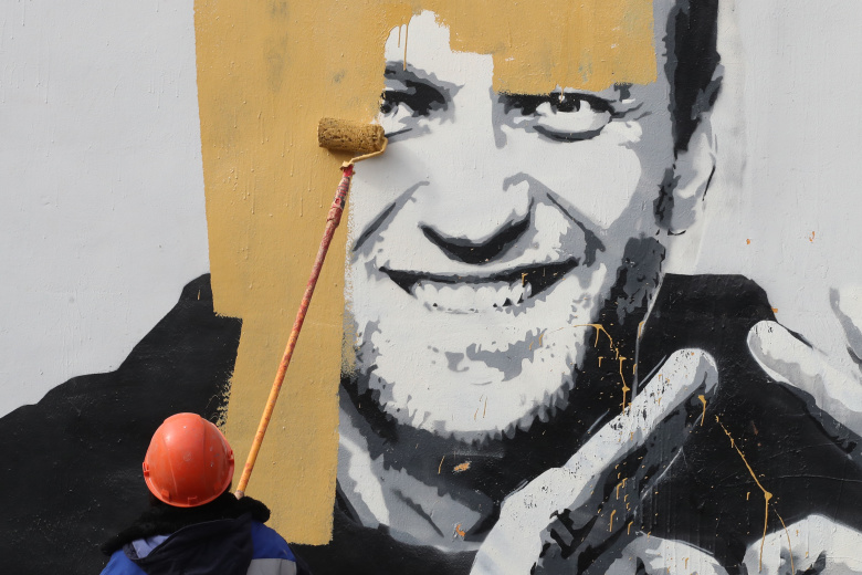 Закрашивание граффити с изображением Алексея Навального. Фото: Александр Демьянчук/ТАСС