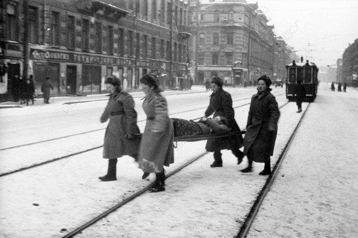 Оказание помощи пострадавшим во время артобстрела Ленинграда. Декабрь 1943 года