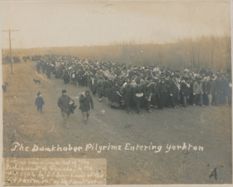 Духоборы прибывают в Йорктон, Канада, 1902. Фото: Thomas Veitch Simpson // Wikimedia Common