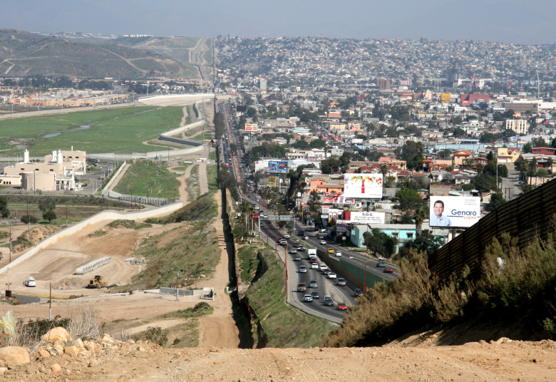Американо-мексиканская граница. Слева Сан-Диего (США), справа Тихуана (Мексика)