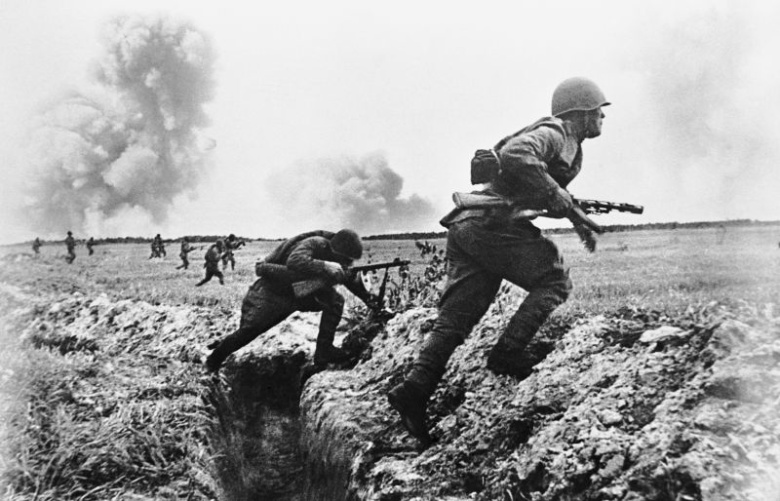 Красноармейцы поднимаются в атаку в районе Бобруйска, 1944. Фото: Александр Капустянский / wikipedia.org