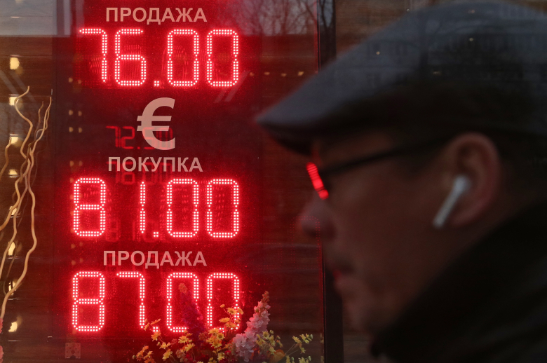 Курс обмена валют на 9 марта 2020 года. Фото: Сергей Фадеичев / ТАСС