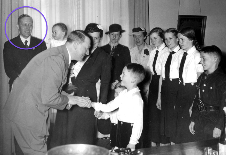 Семья министра финансов Шверина фон Крозига поздравляет Гитлера с днем ​​рождения. 1937 год