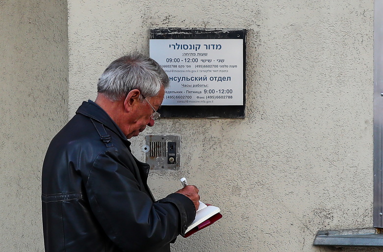 Мужчина у здания посольства Израиля в РФ на Большой Ордынке. Фото: Валерий Шарифулин / ТАСС