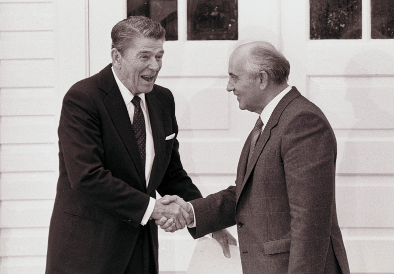 Президент США Рональд Рейган и президент СССР Михаил Горбачев пожимают друг другу руки после встречи на мини-саммите в Рейкьявике 12 октября 1986 года.