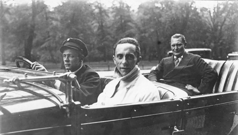 Новоиспеченные депутаты Рейхстага доктор Геббельс (на переднем плане) и капитан Геринг (сзади справа) направляются на свое первое заседание в парламент. Октябрь 1930.