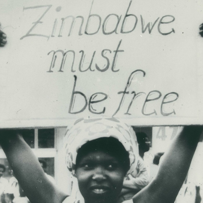 Девушка с плакатом за независимость Зимбабве. Фото: aswnet.de