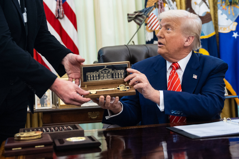 Дональд Трамп с подарком в Белом доме