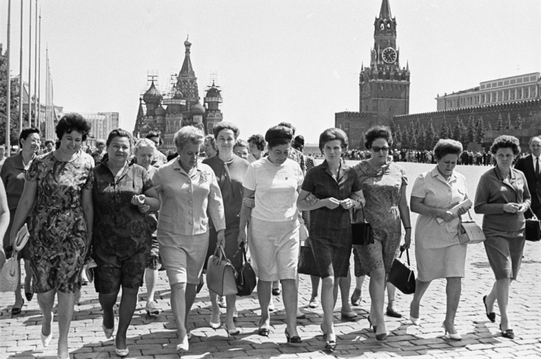 Валентина Терешкова и участницы пленума Комитета советских женщин на Красной площади».1968 год. Фото: Александр Моклецов / РИА Новости / wikipedia.org