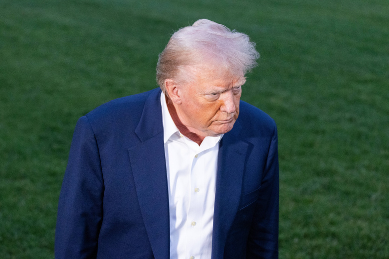 Президент США Дональд Трамп отвечает на вопросы прессы на Южной лужайке Белого дома 4 мая 2025 года
