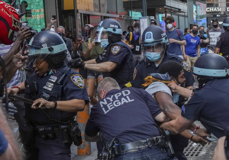 Полицейские задерживают протестующих против полицейского произвола. Фото: Porter Binks / EPA / TASS