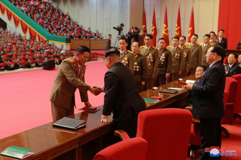 Ким Чен Ын пожимает руку одному из разработчиков баллистической ракеты. Фото:  KCNA / REUTERS