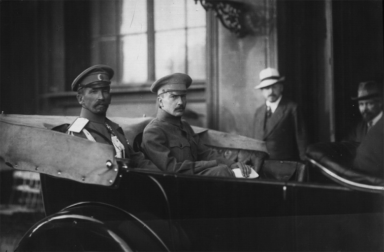 Лавр Корнилов (слева) и Борис Савинков: неожиданный дуэт бывшего царского генерала и недавнего эсеровского бомбиста. 12 августа 1917 года