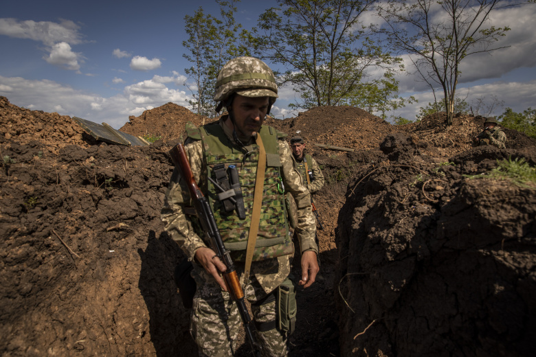 Украинский солдат в траншее в Донецкой области