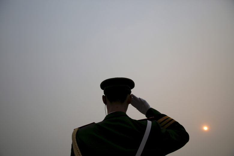 Полицейский в Пекине. Фото: Damir Sagolj / Reuters