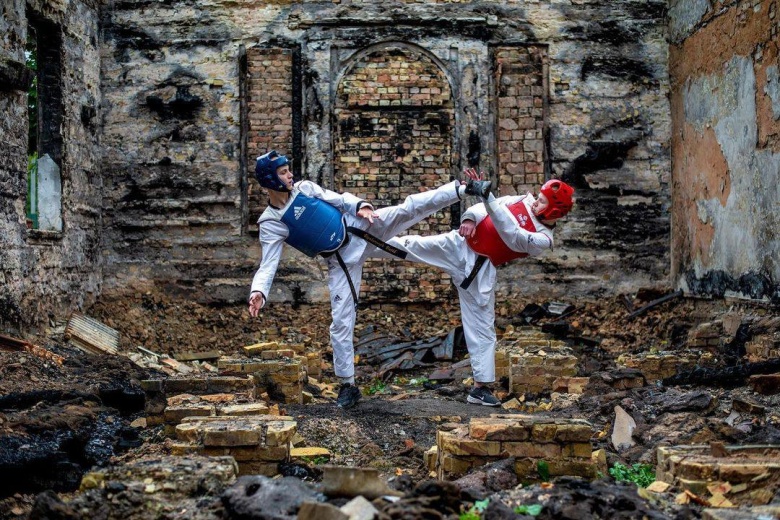 Украинские спортсмены в разрушенном здании