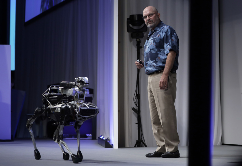 Марк Рэйберт и робот  SpotMini. Фото: Kiyoshi Ota / Bloomberg / Getty Images