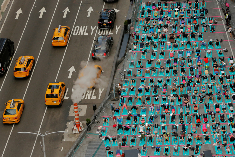 Занятия йогой на Таймс-сквер, превратившейся в пешеходную зону после реконструкции. Фото: Lucas Jackson / Reuters