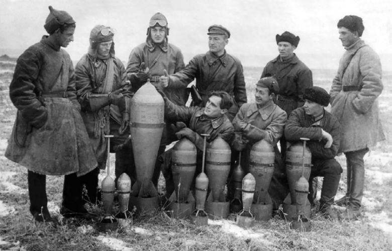 Военнослужащие ВВС РККА с авиабомбами. Предположительно, снимок сделан на аэродроме города Хайлар в конце ноября 1929 г.