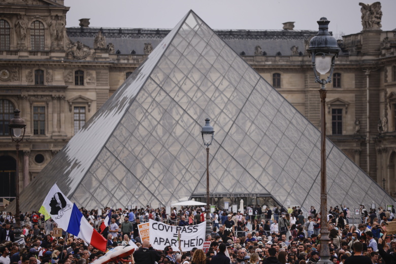 Акции протеста против введения санитарных пропусков и обязательной вакцинации в Париже. Фото: Yoan Valat / EPA / TASS
