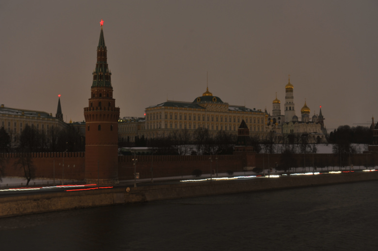 Вид на Московский Кремль после отключения подсветки в рамках экологической акции "Час Земли".