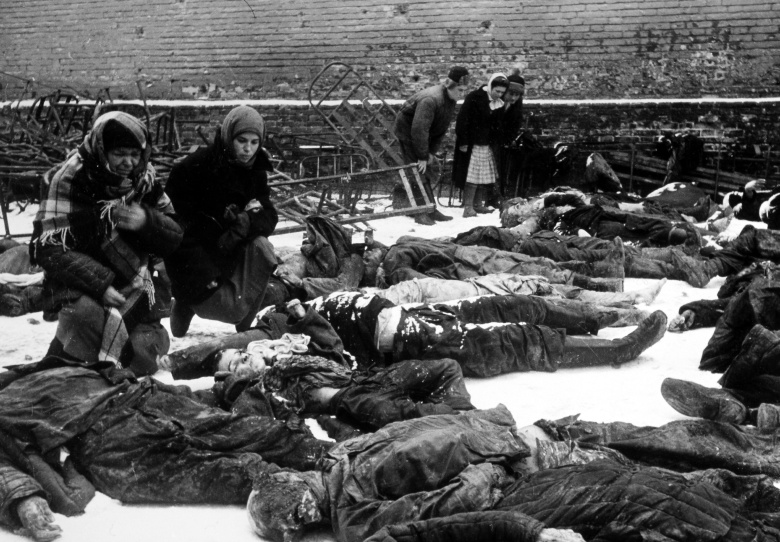 Жители Ростова-на-Дону у трупов расстрелянных жителей города. 1943 года