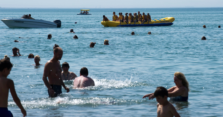 Отдыхающие на пляже Черного моря в Крыму.