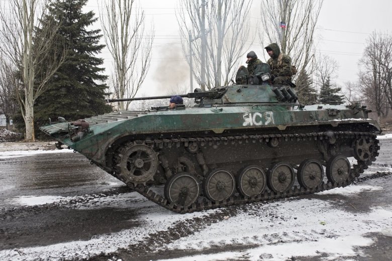 Сепаратисты на БМП у перевалочной базы армии ДНР на шахте Кондратьевка в городе Горловка, 2015 год.