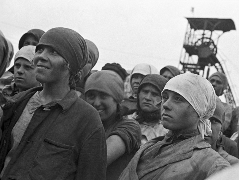 «Комсомол призывают на шахты»: девушки, прибывшие по комсомольскому призыву на шахты Горловки. Украина, Горловка, Донецкая область, 16 сентября 1930