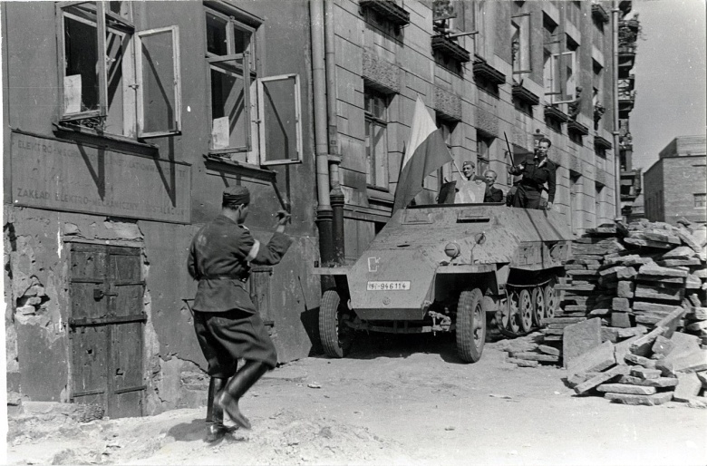 Польские повстанцы с трофейным бронетранспортёром Sd.Kfz. 251. 14 августа 1944 года