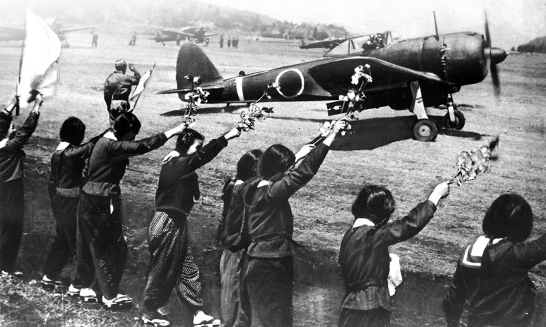 Ученицы средней школы города Чиран прощально машут ветками цветущей сакуры пилоту-камикадзе, улетающему на самолете Nakajima Ki-43