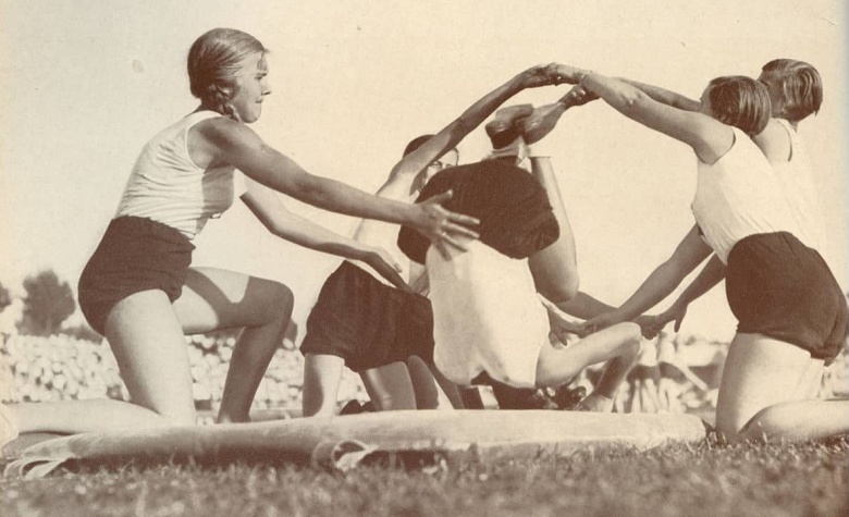 Гимнастки из Союза немецких девушек репетируют сложный трюк. Нижняя Саксония, 1939 г.