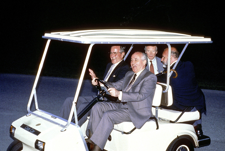 Михаил Горбачев и Джордж Буш-старший на гольф-каре