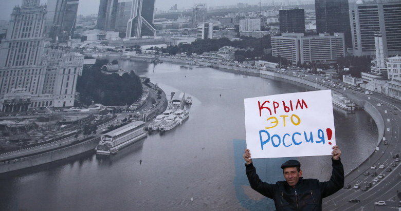 Мужчина с плакатом «Крым это Россия». Москва.