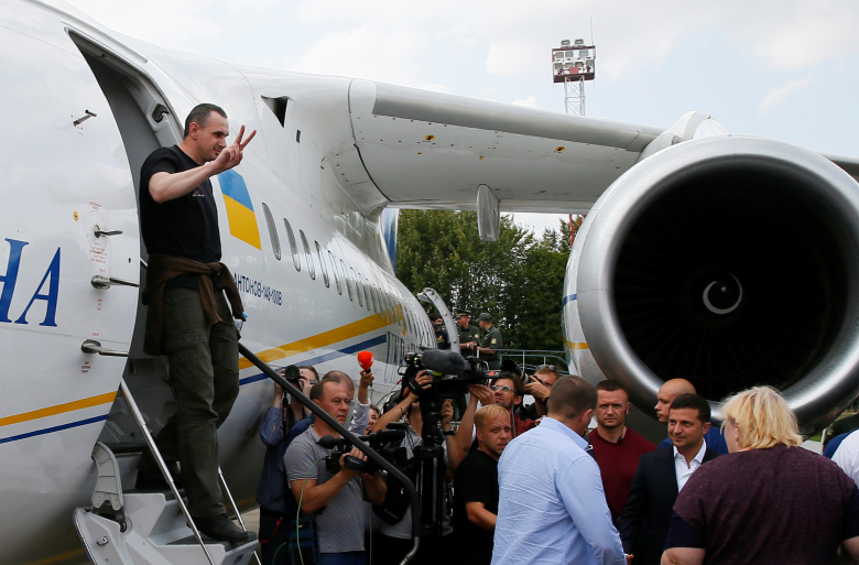 Олег Сенцов в аэропорту Киева. Фото: Gleb Garanich / Reuters