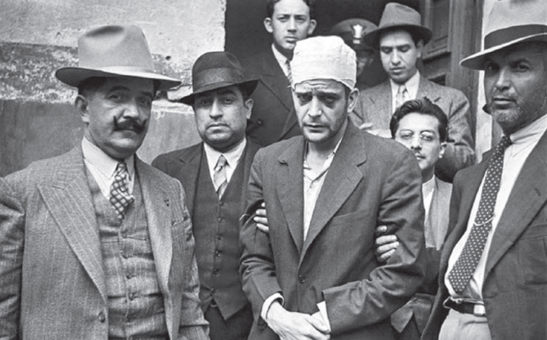 Задание выполнено: убийца Троцкого Рамон Меркадер («Жак Морнар») в окружении сотрудников мексиканской полиции вскоре после убийства. Мехико, 27 августа 1940 г.