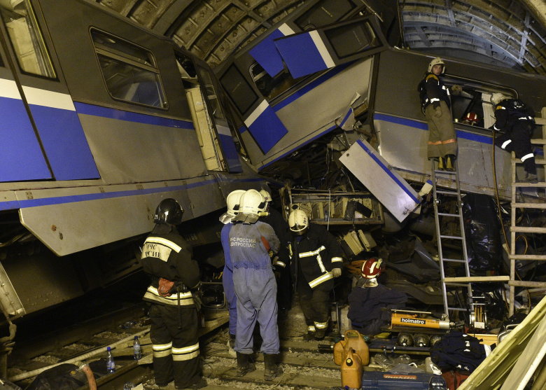 На месте аварии в тоннеле между станциями «Славянский бульвар» и «Парк Победы» на Арбатско-Покровской линии.