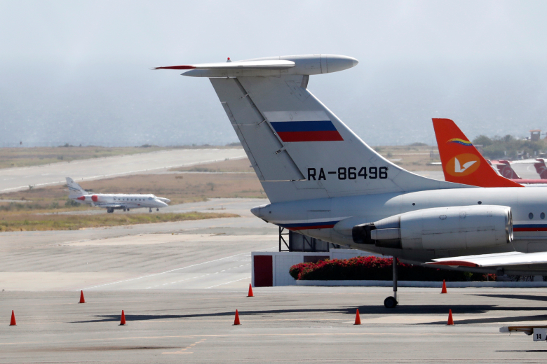 Самолет с российским флагом в Международном аэропорту Майкетии имени Симона Боливара вблизи Каракаса. Фото: Carlos Jasso / Reuters