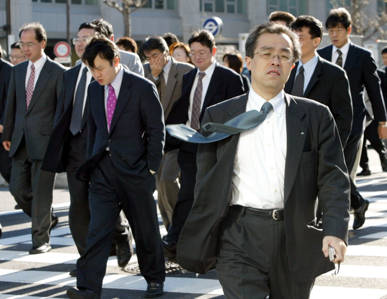 Офисные сотрудники по дороге на работу, Токио
