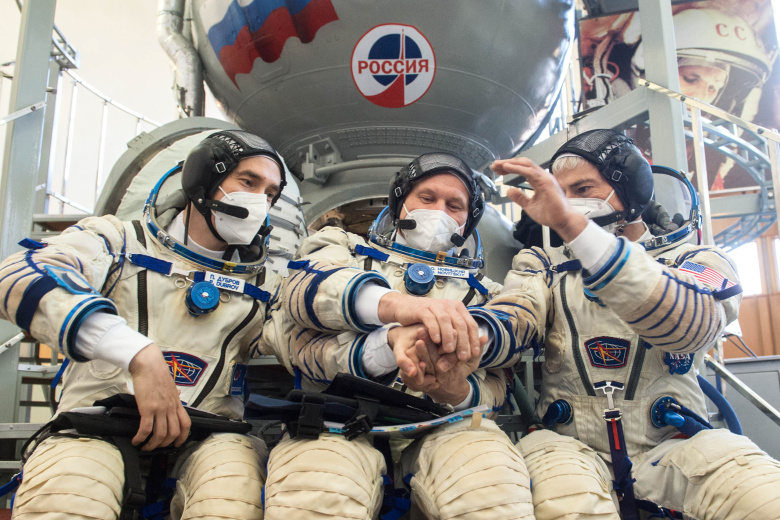 Российские космонавты и американский астронавт
