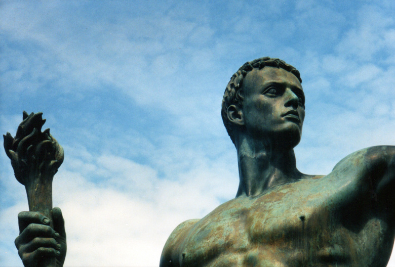 Арно Брекер. «Партия». 1939. Эта скульптура вместе с парной статуей «Вермахт» украшала двор Рейхсканцелярии в Берлине и была призвана олицетворять дух нацистской Германии.