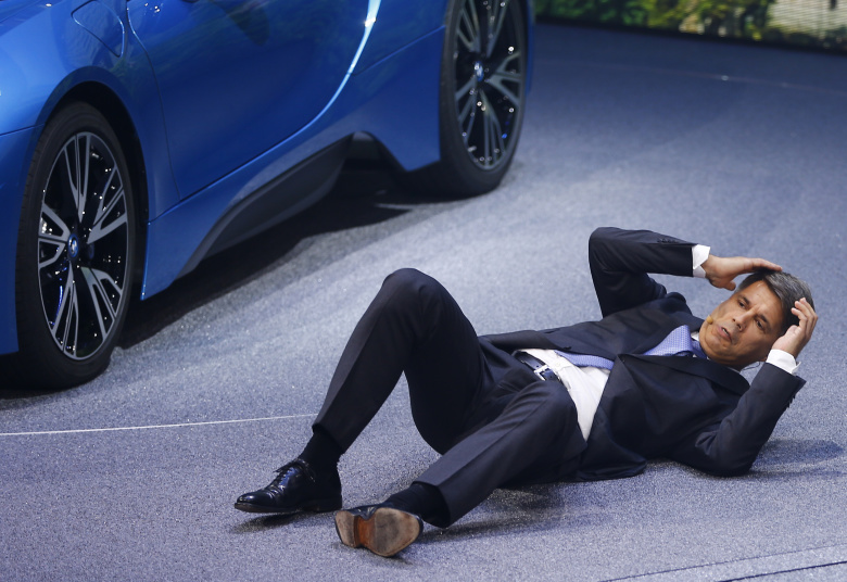 Глава концерна BMW Харальд Крюгер потерял сознание на автовыставке. Его госпитализировали с подозрением на инсульт. Фото: Kai Pfaffenbach / Reuters